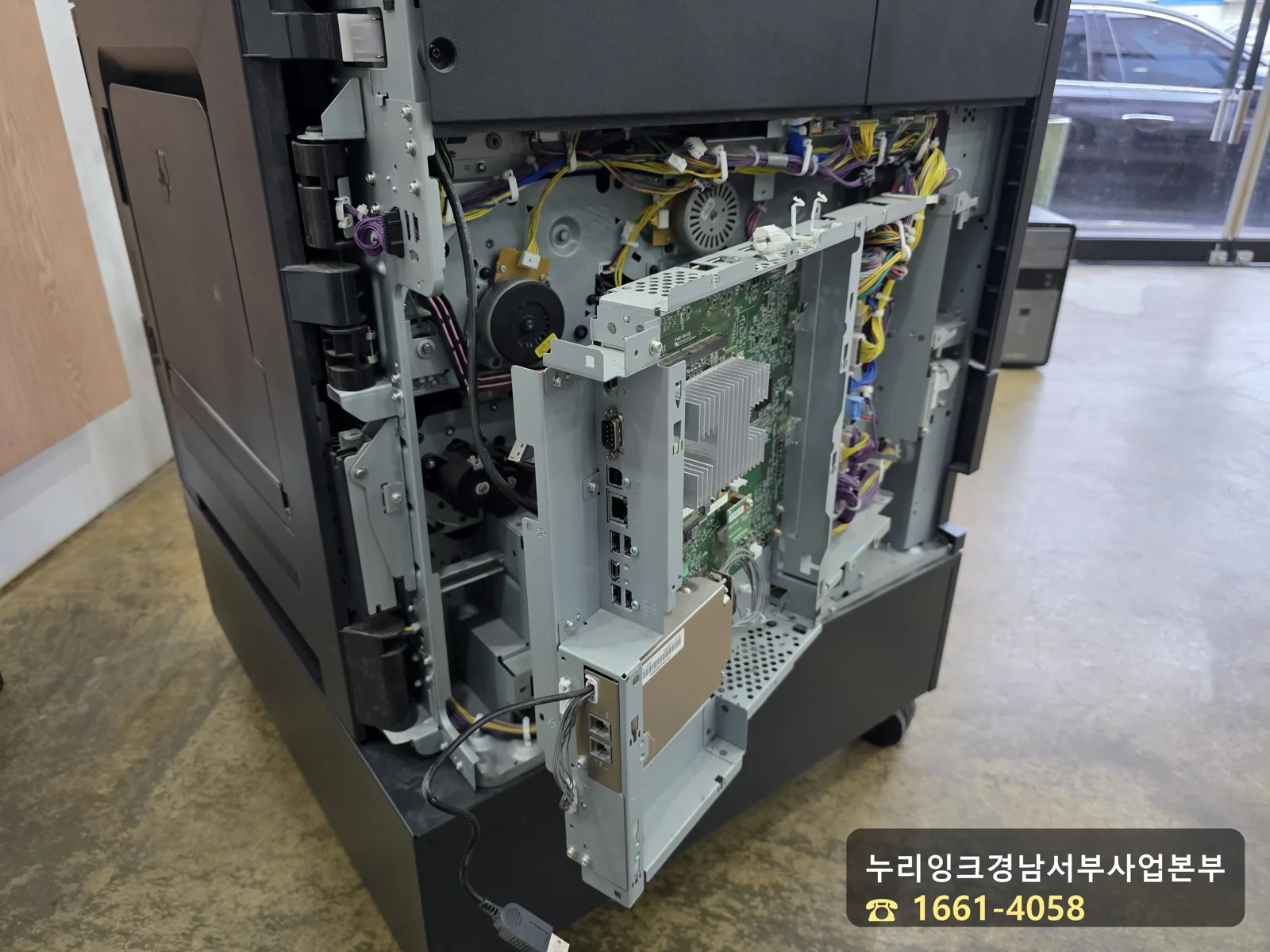 복사기 프레임을 열고 시스템 쿨링팬 교체 작업을 진행하는 모습