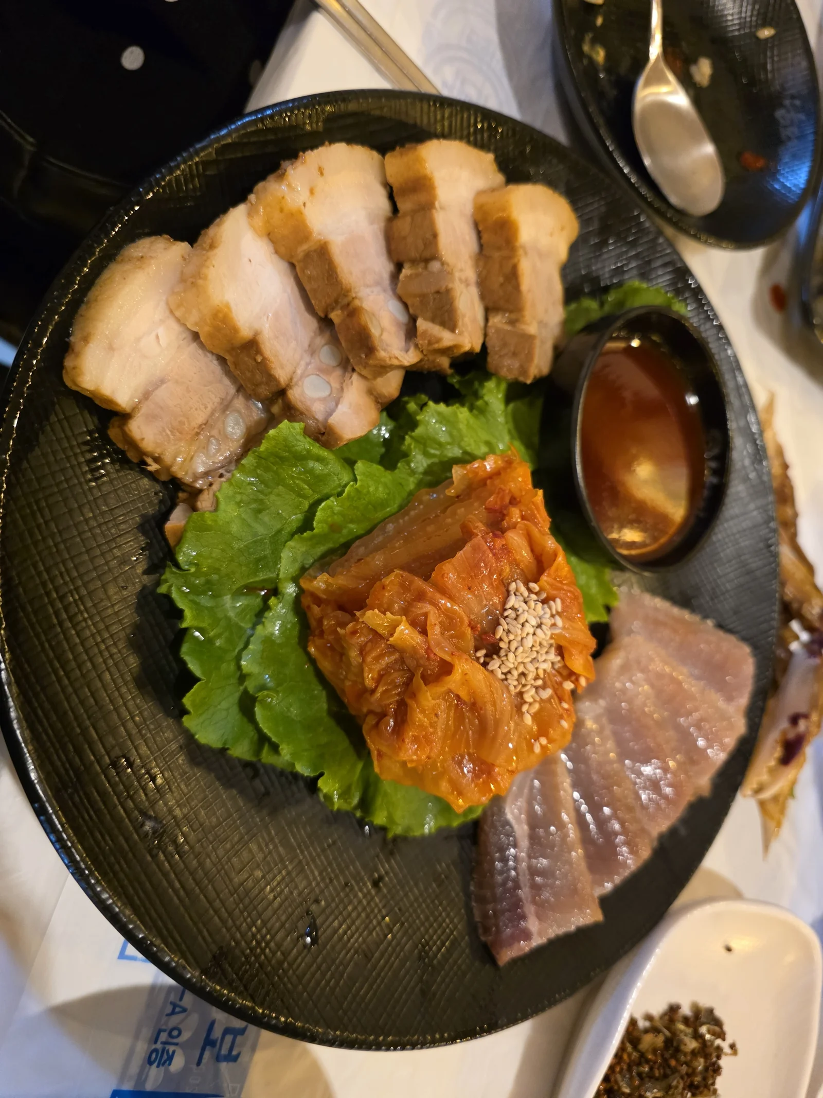 수육, 김치, 홍어가 함께 담긴 홍어삼합