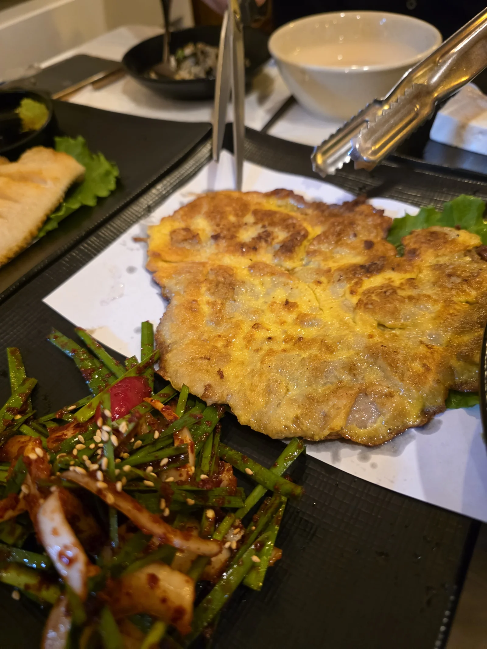 노릇하게 부친 육전과 곁들인 나물