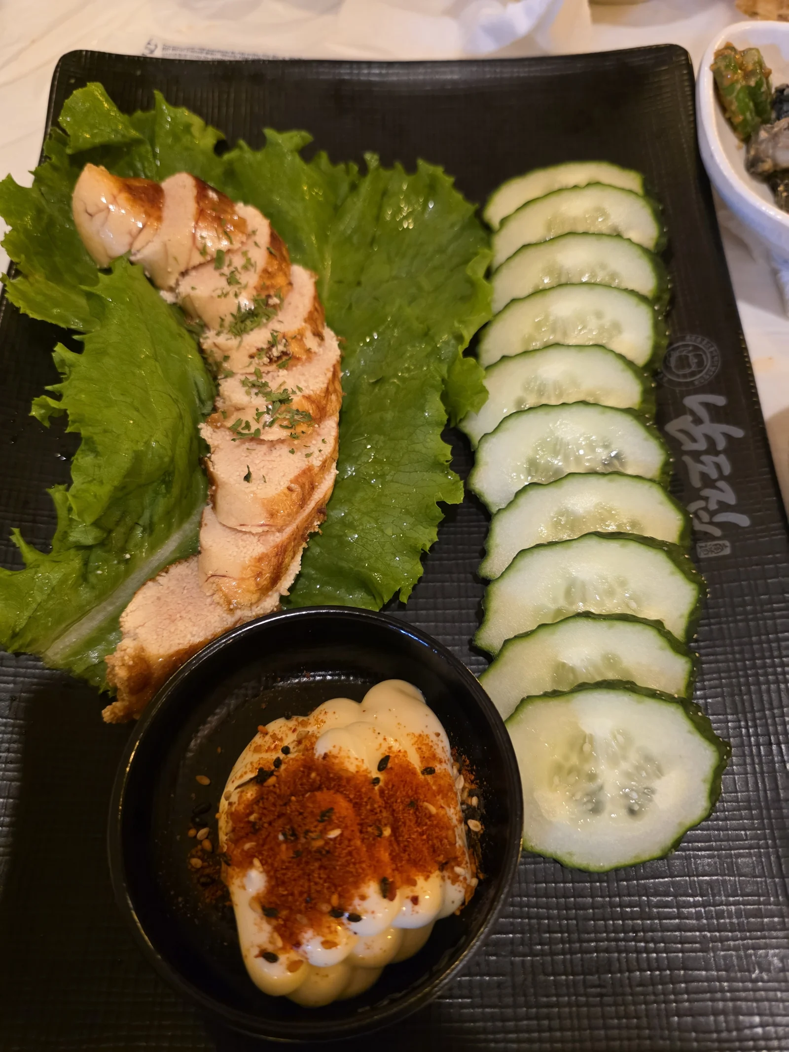 명란알과 오이, 마요네즈가 담긴 접시