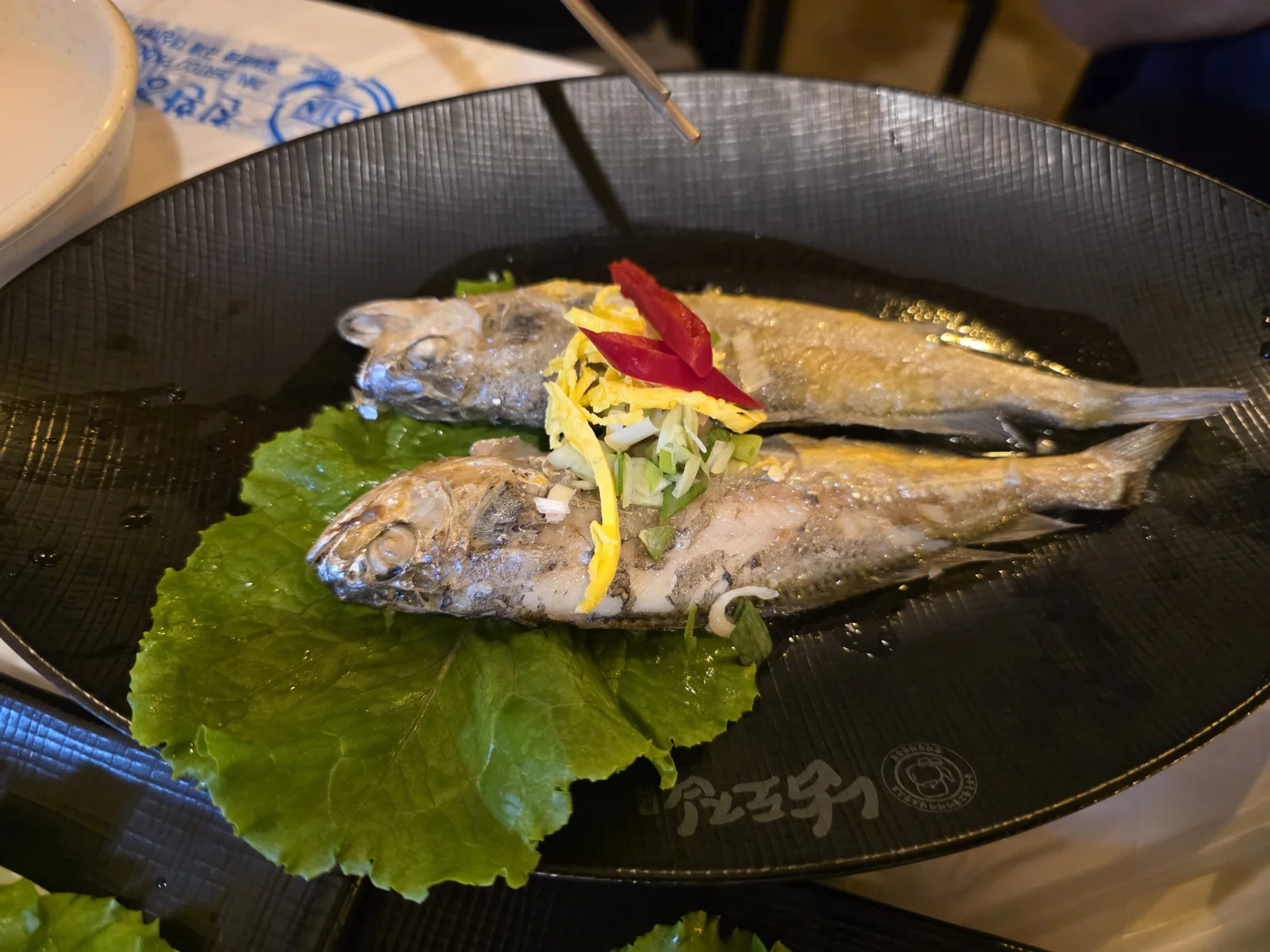상추 위에 올린 조기 구이 두 마리