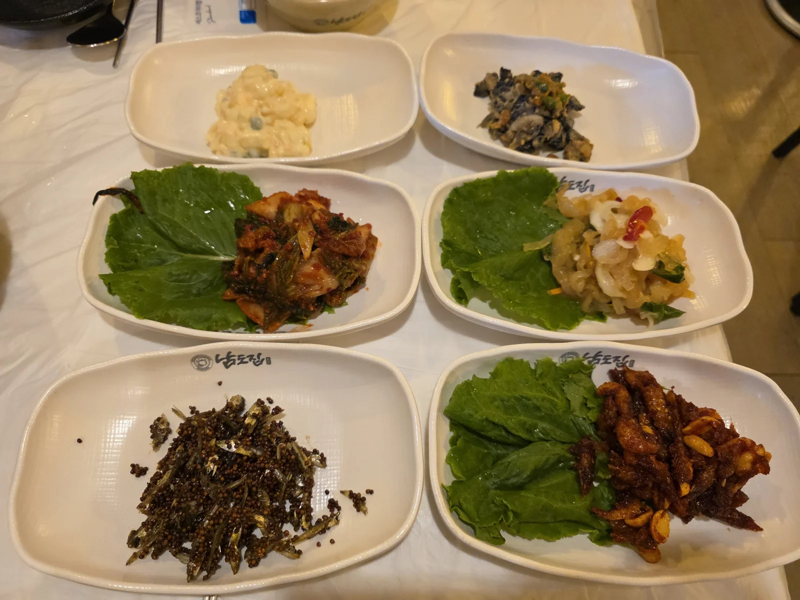 테이블에 세팅된 여섯 가지 기본 안주 반찬