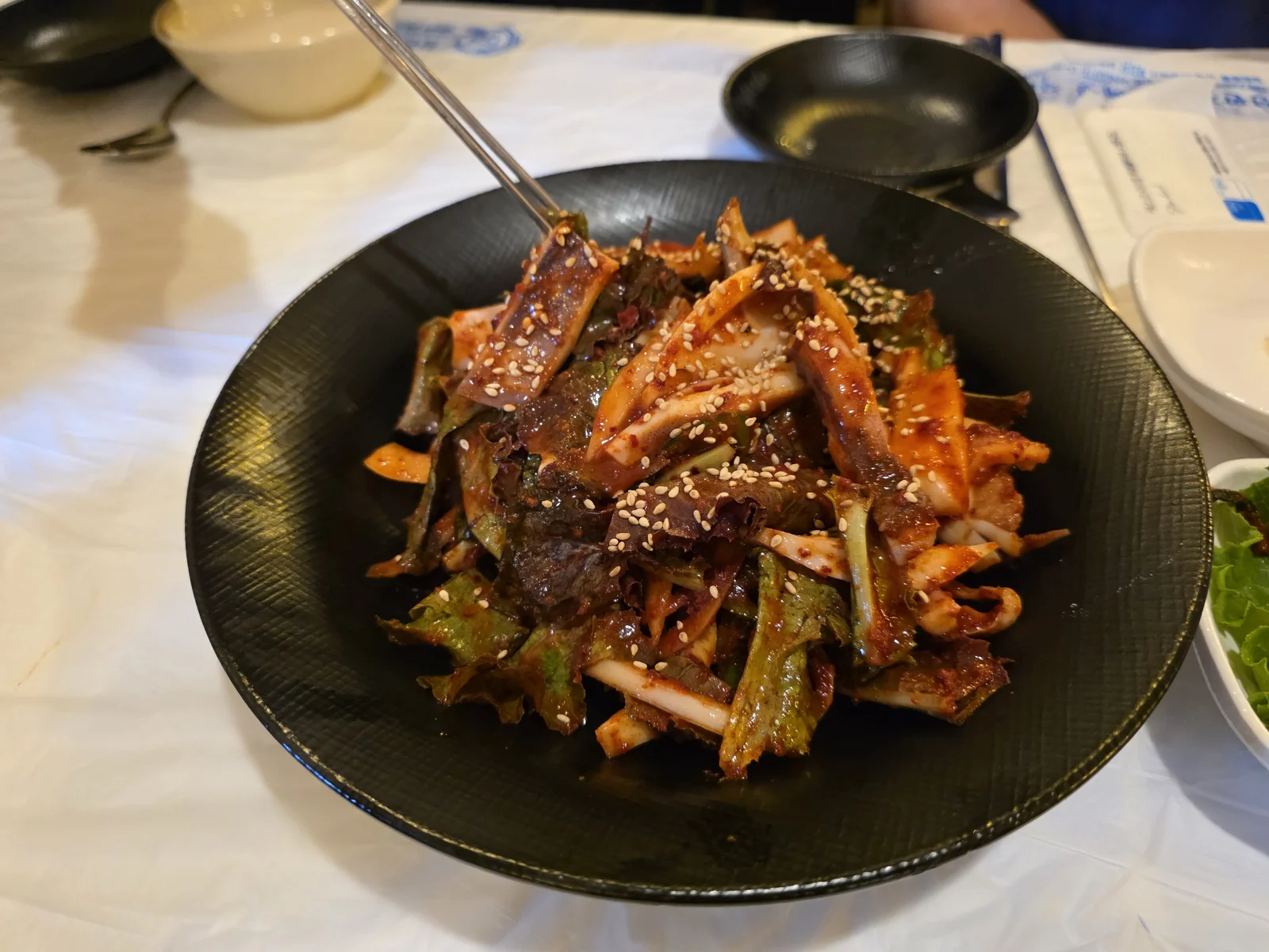 깻잎과 함께 담긴 매콤한 오징어무침