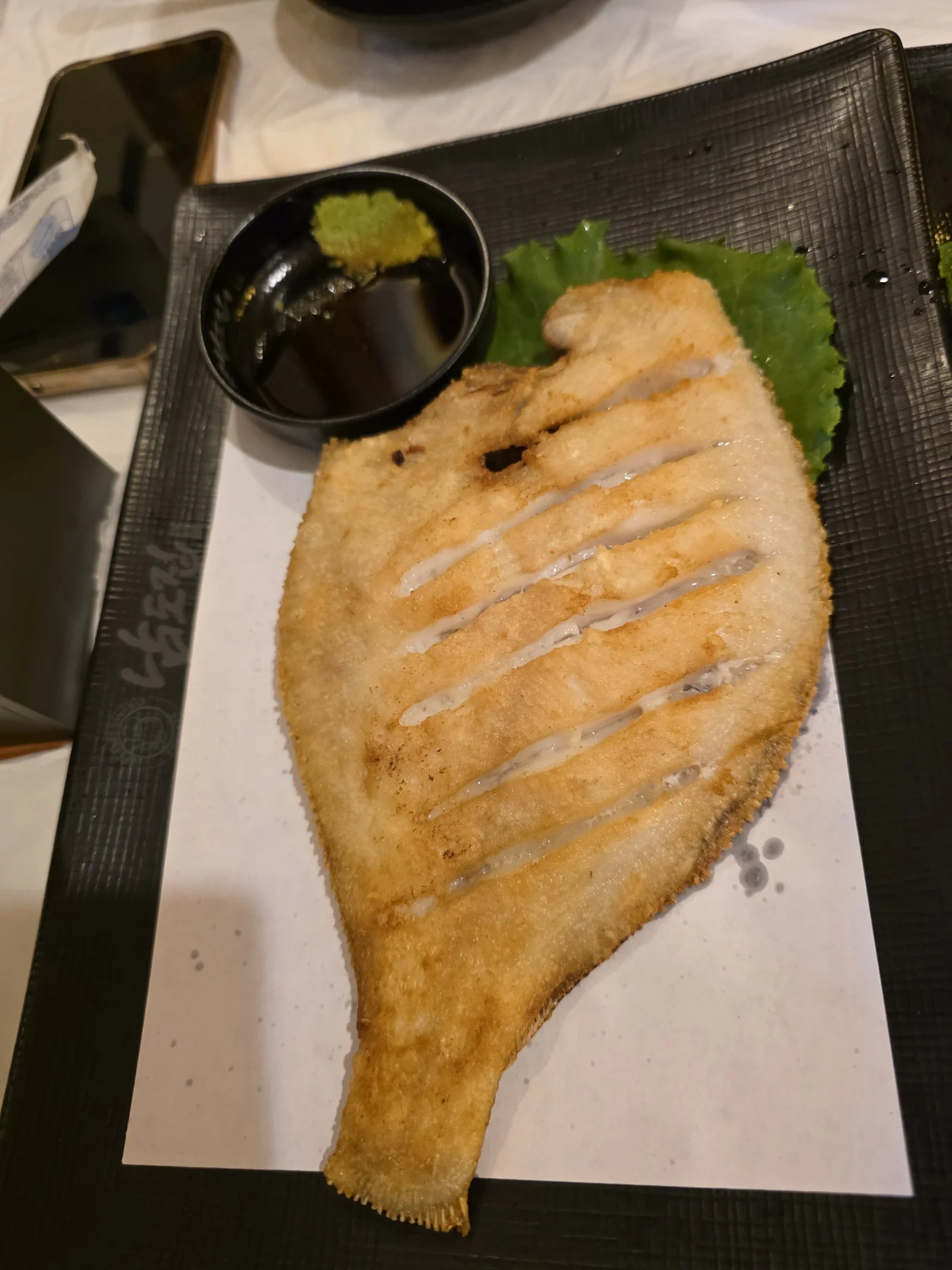 노릇하게 구운 흰 살 생선 요리