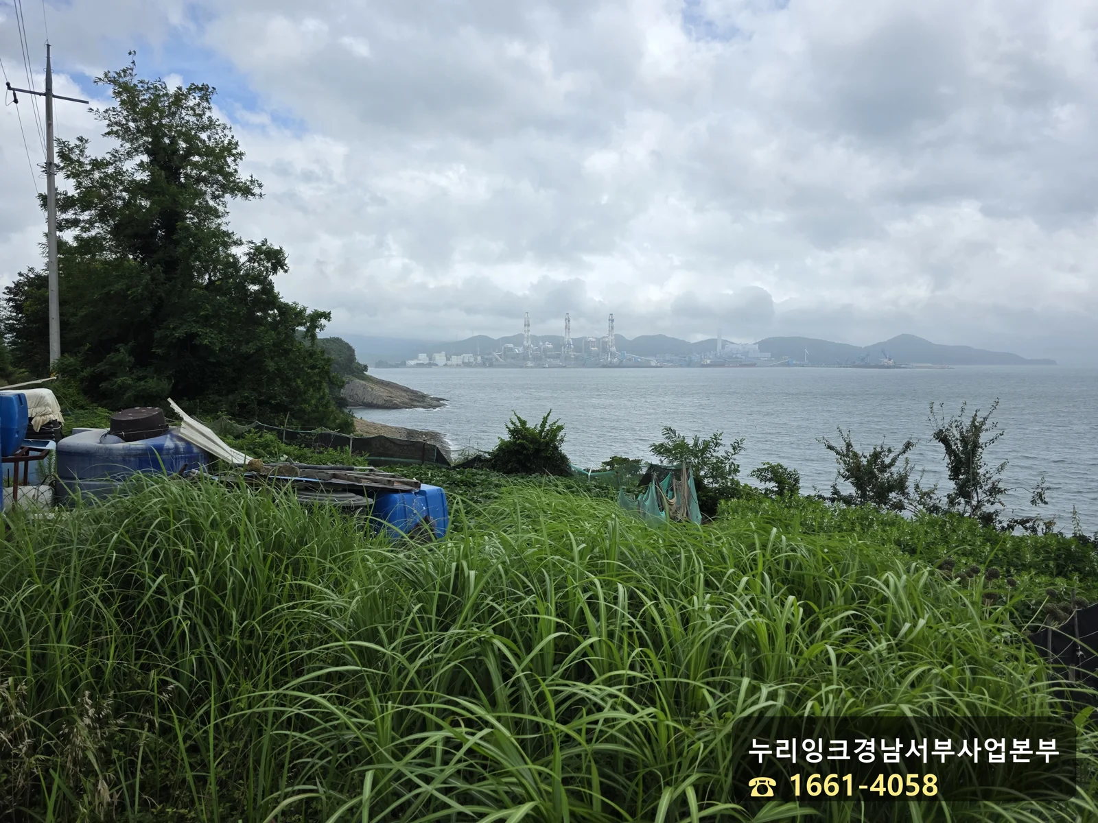 신수섬에서 바라본 조선소와 바다 풍경