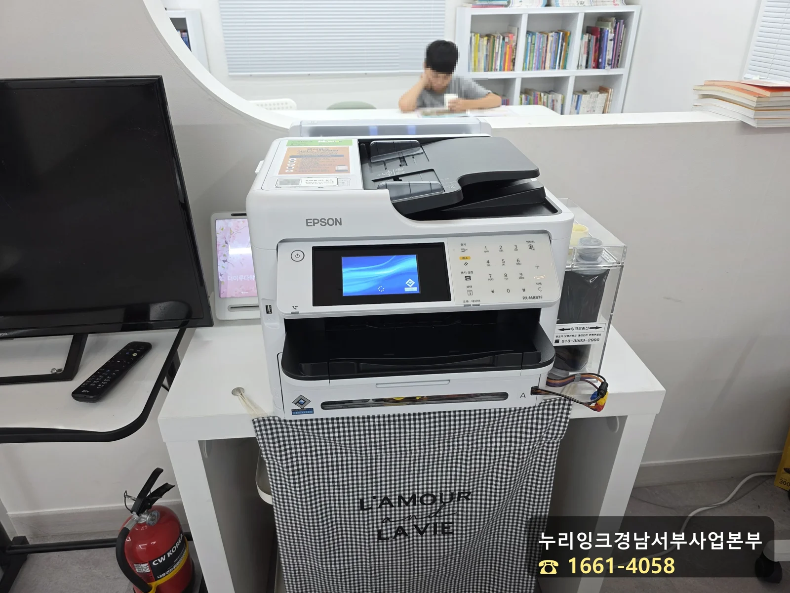 학원 데스크 옆에 마련된 자리에 설치된 EPSON PX-M887F 복합기