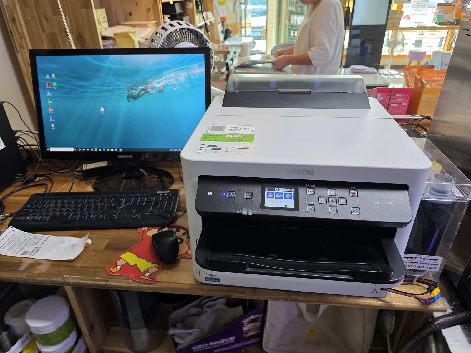 사천 사무실 책상 위에 설치된 EPSON WF-C5290 프린터와 삼성 모니터